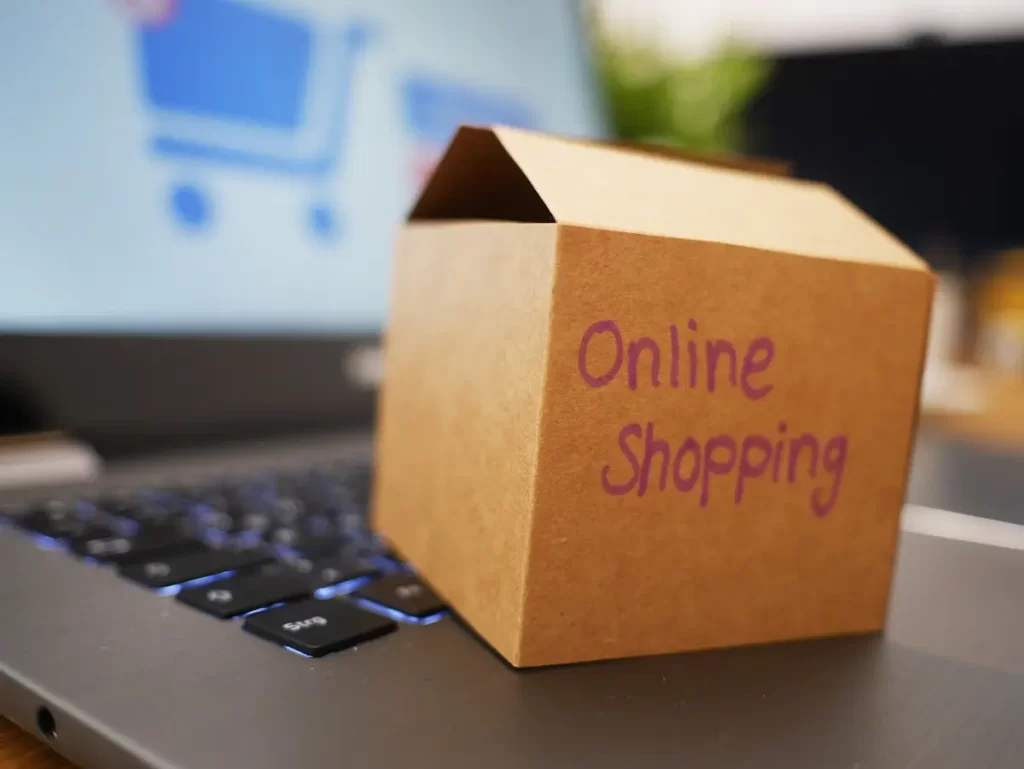 A cardboard box with the words “Online Shopping” written on it - Benefits of E-Commerce - إيجابيات التجارة الإلكترونية